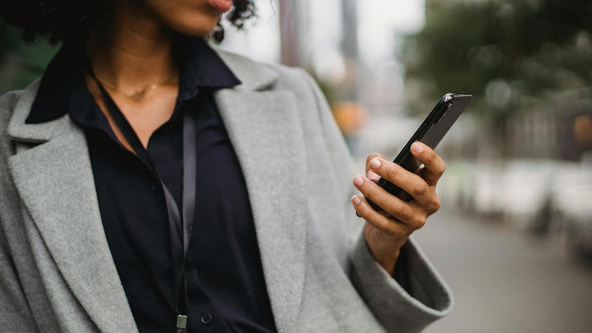 Henkilö käyttämässä Pafia mobiililaitteella