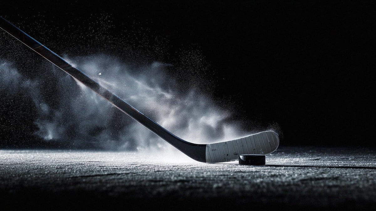 Jääkiekkomaila osuu kiekkoon.