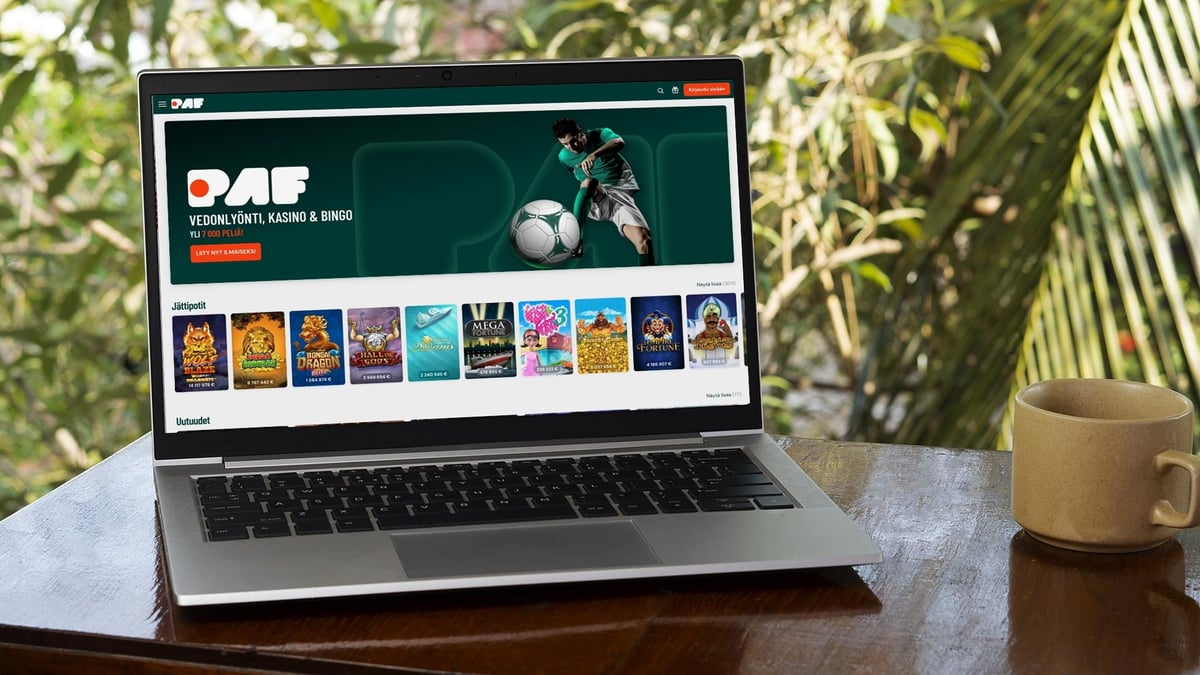 A person visiting Paf on her computer.