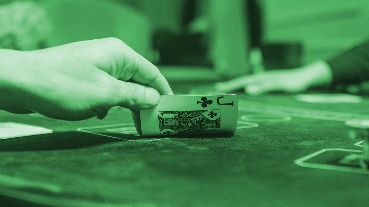 Pelaaja pelaa pokeria oikeaa jakajaa vastaan.