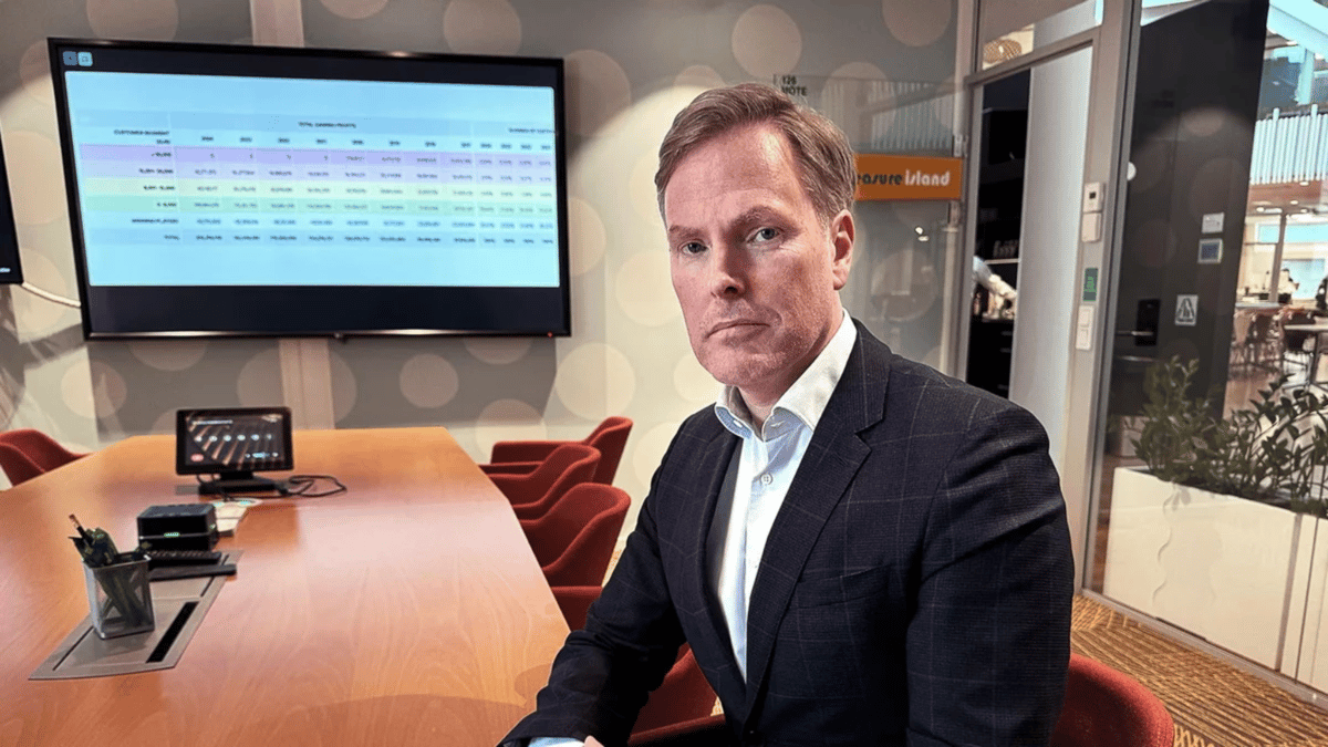 Pafin toimitusjohtaja Christer Fahlstedt kokoushuoneessa esitysnäytön edessä.