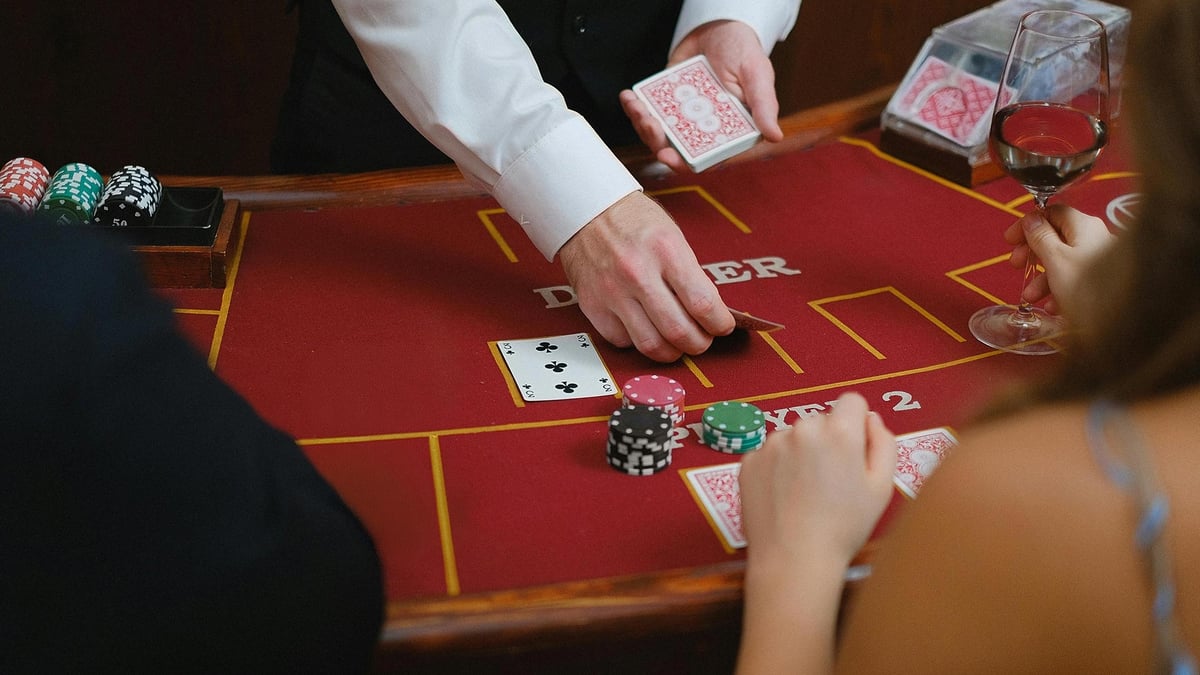 Pelaaja opettelee blackjack-strategioita Pafilla.