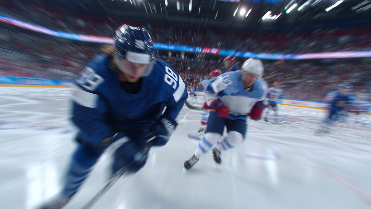 Kuva intensiivisestä jääkiekko ottelusta