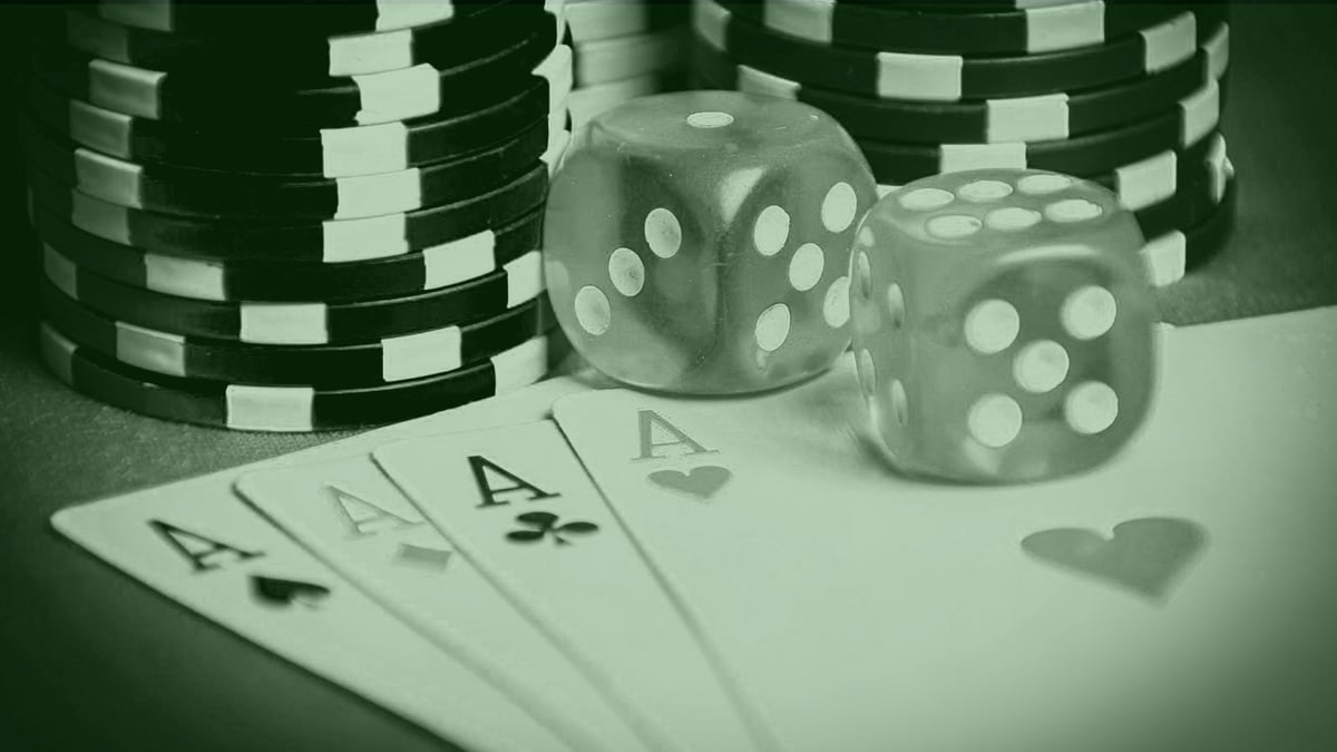 Pokermarkerit ja pelikortit Pafilla pokeri online.