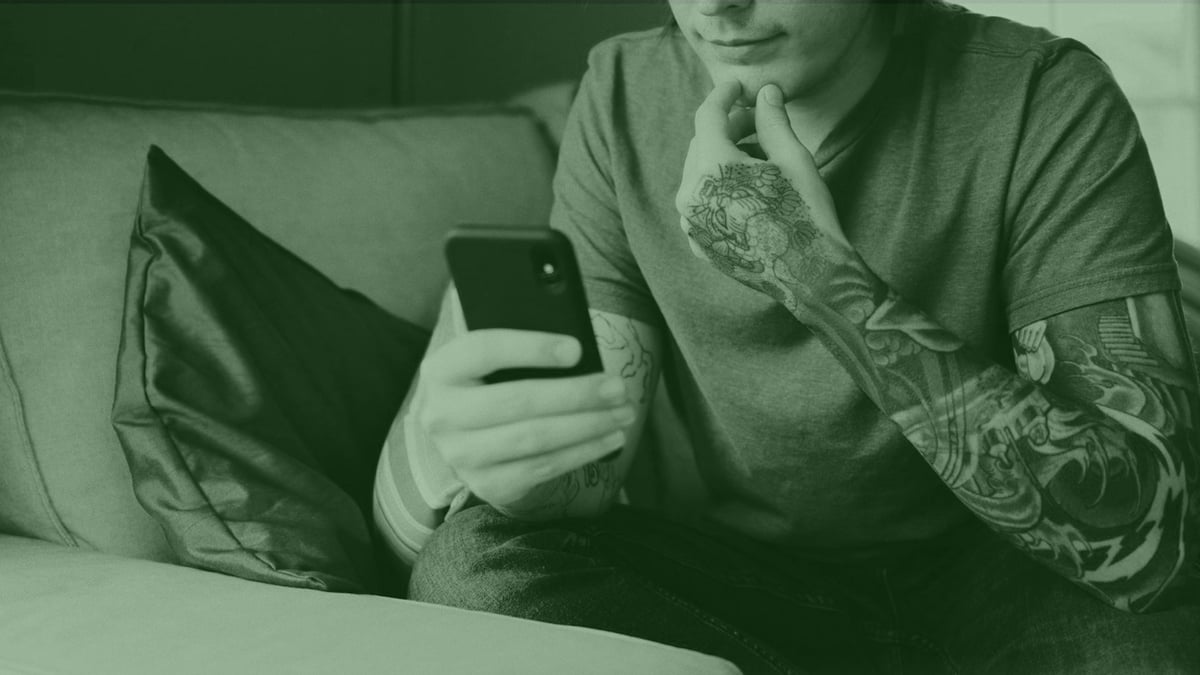 Henkilö kokeilee ilmaisia kolikkopelejä Pafilla.