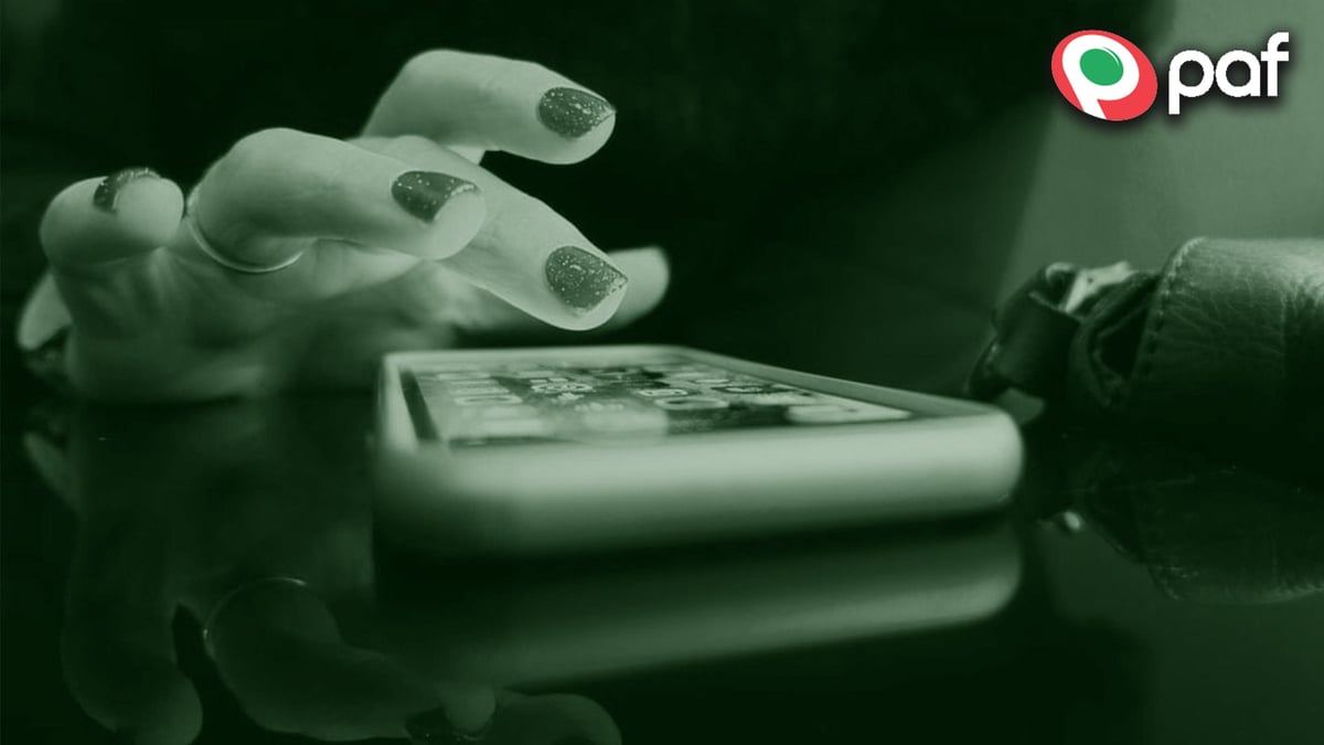 Pelaaja joka selaa Pafin valikoimaa mobiililaitteella.