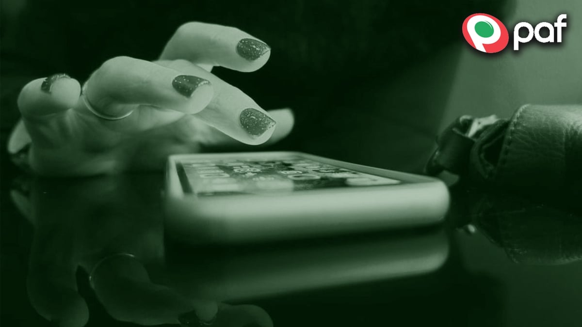 Pelaaja joka selaa Pafin valikoimaa mobiililaitteella.