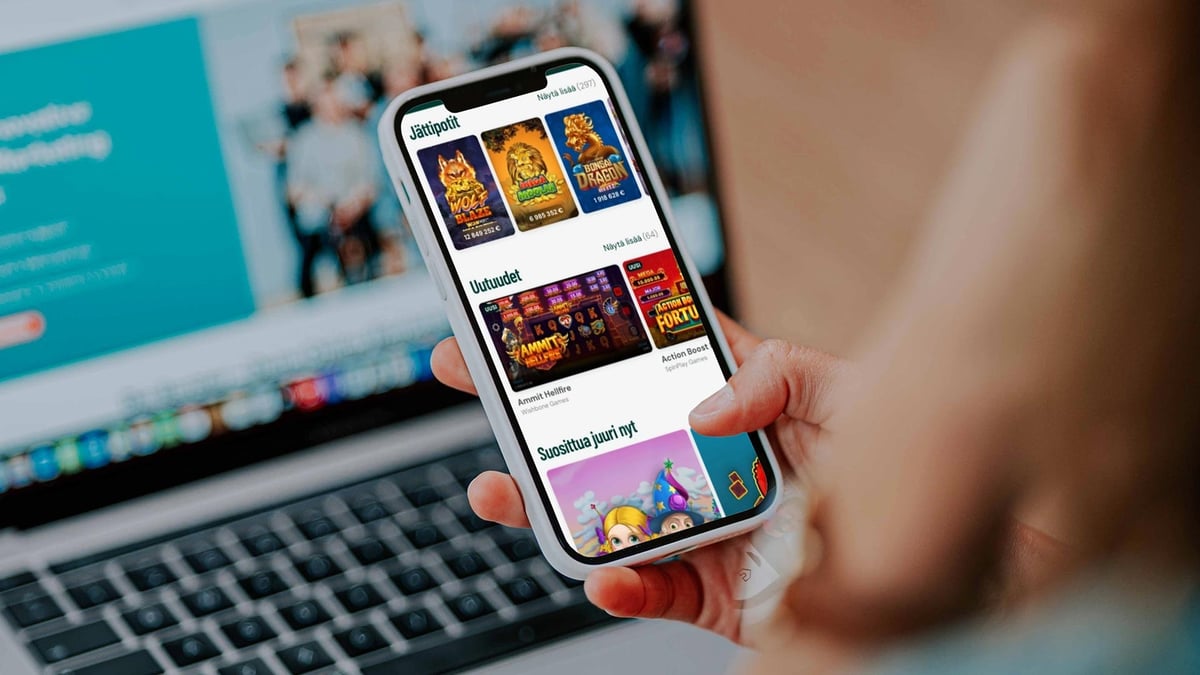 Nainen vierailee Pafissa matkapuhelimellaan.