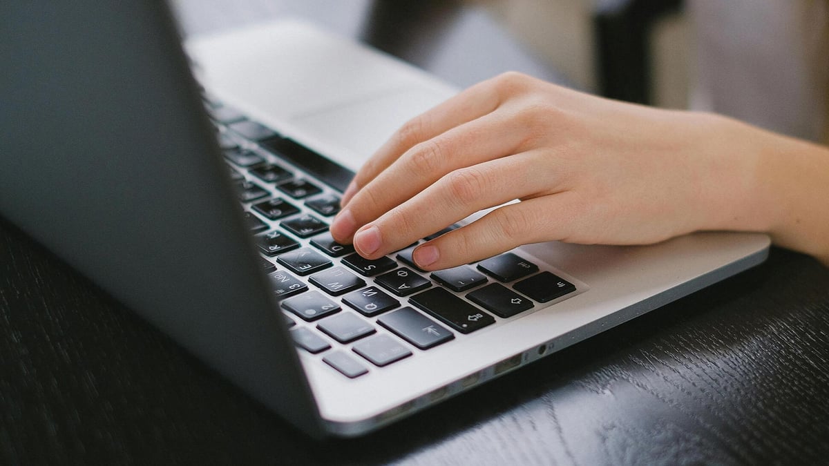 Henkilö hallitsee Pafin pelitilin talletus- ja pelirajoja tietokoneella.