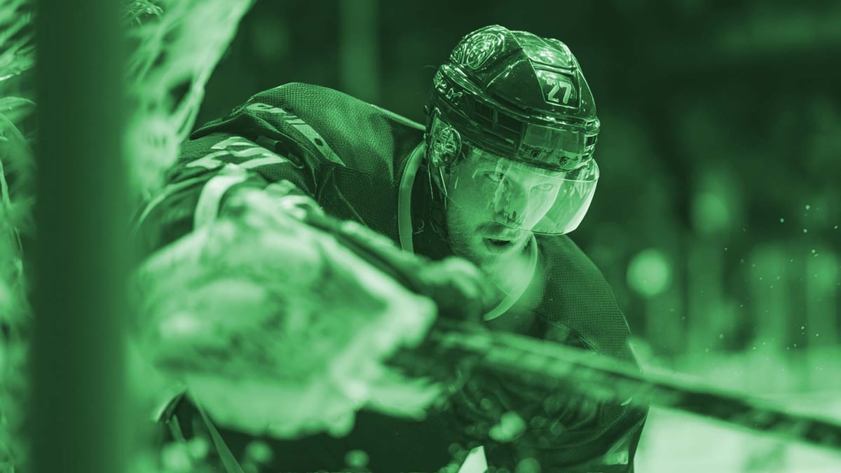 Jääkiekkopelaajasta lähikuva.