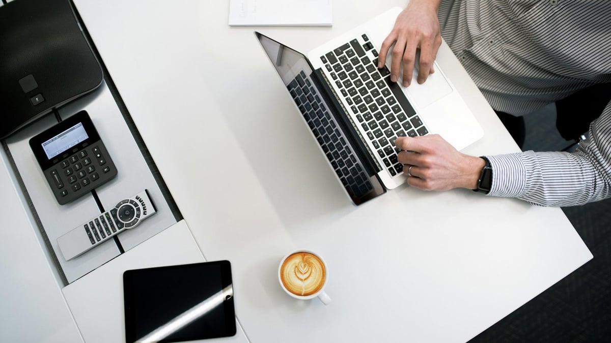 Henkilö asettamassa pelibudjettia