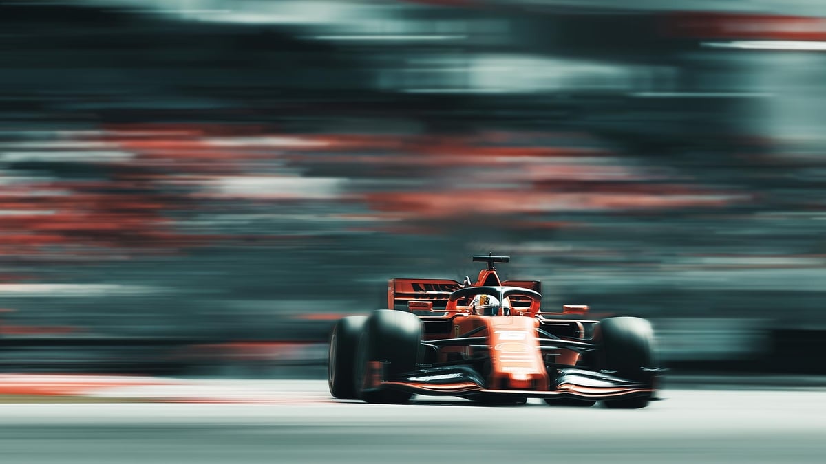 Formulaauto täydessä vauhdissa.