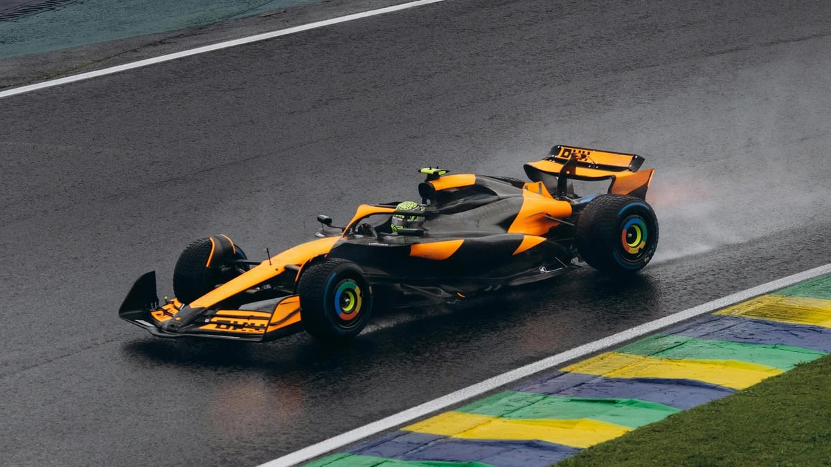 Formula 1 -auto ajamassa märällä radalla kilpailutilanteessa