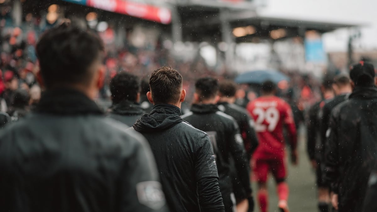 Valioliigajoukkue saapumassa kentälle otteluun.