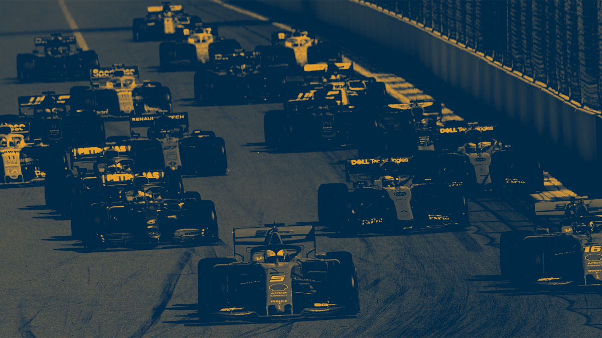 Formula autoja ajavat ympäri rataa.