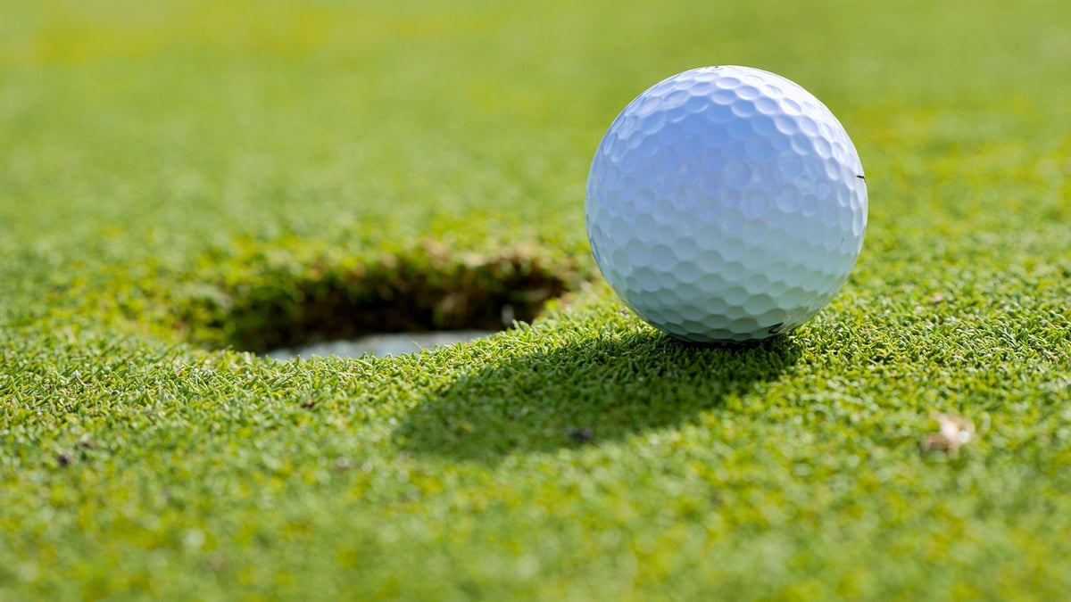 Golfpallo ruohikolla The Openissa