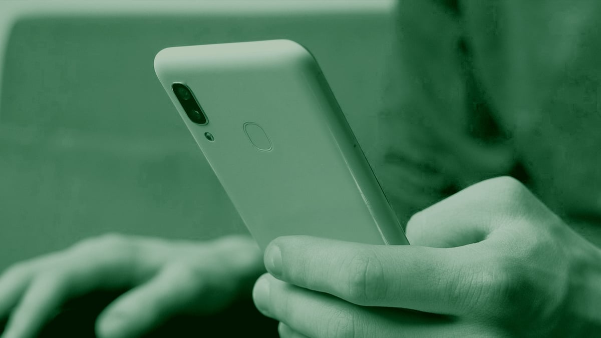 Henkilö, joka pelaa uusia kolikkopelejä mobiililla.