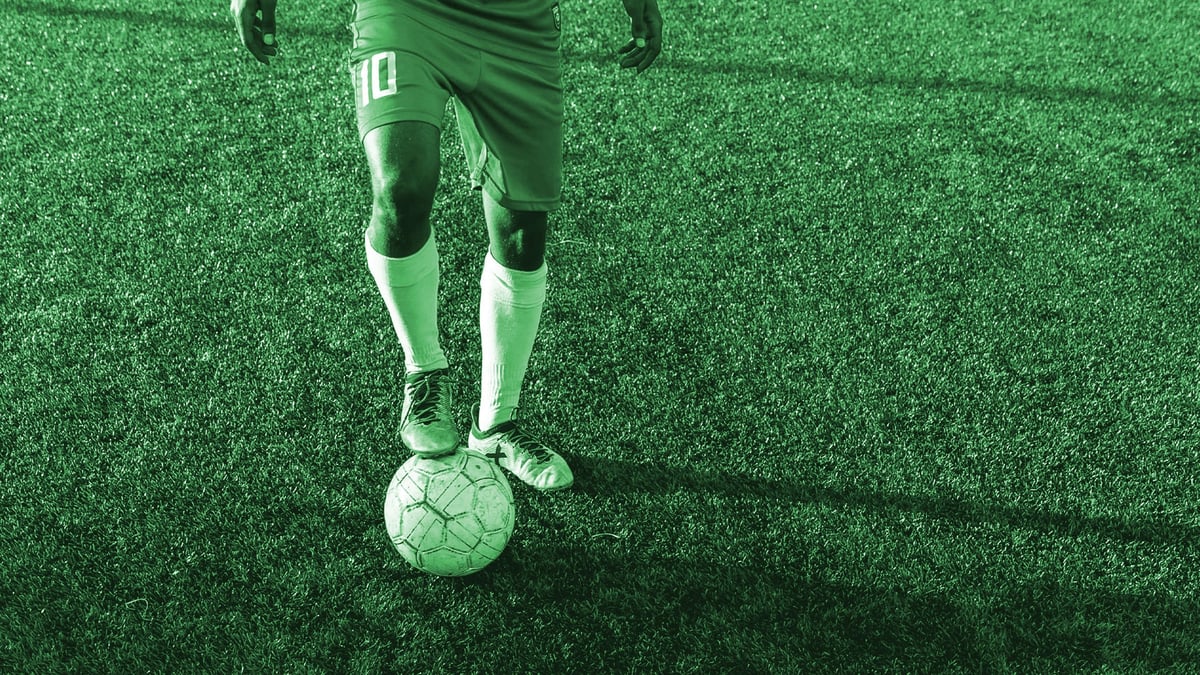 Pelaaja driblaa pallolla Veikkausliigassa vuonna 2025.