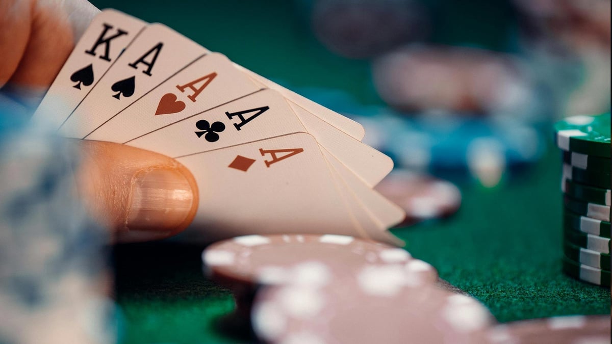 Lähikuva pokerikädestä. 