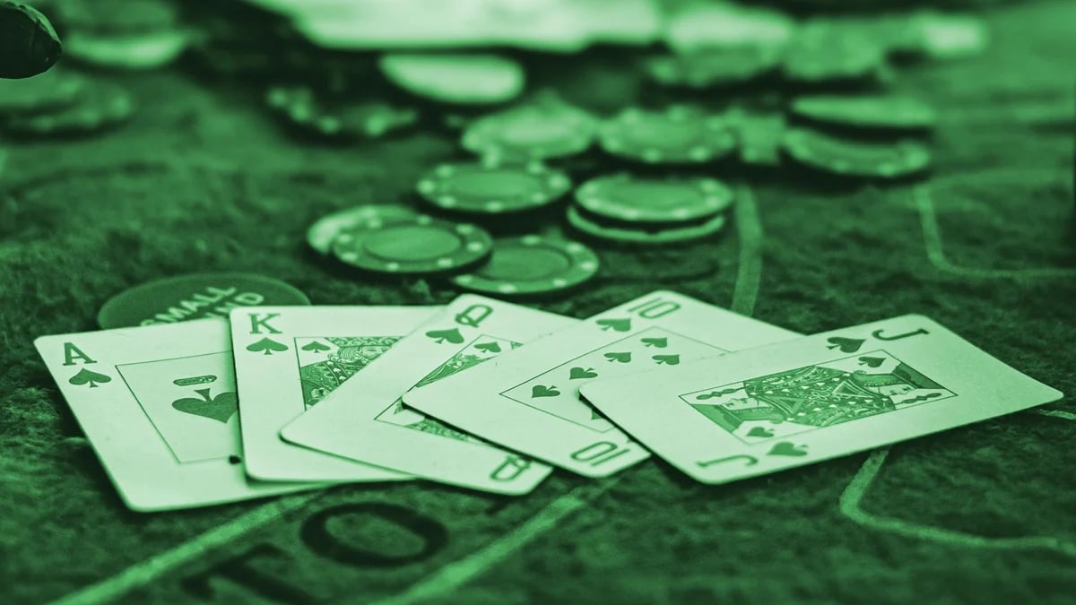 Pelipöytä, jossa on pelikortteja ja pelimerkkejä.