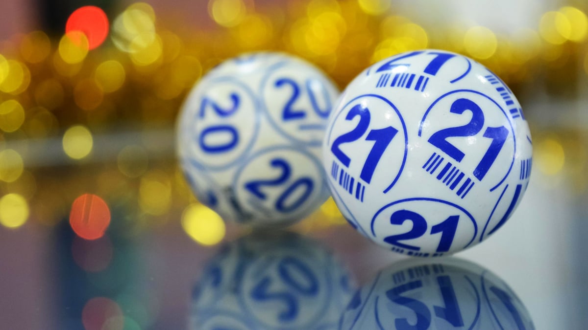 Bingopallot, joissa on numerot 20 ja 21.