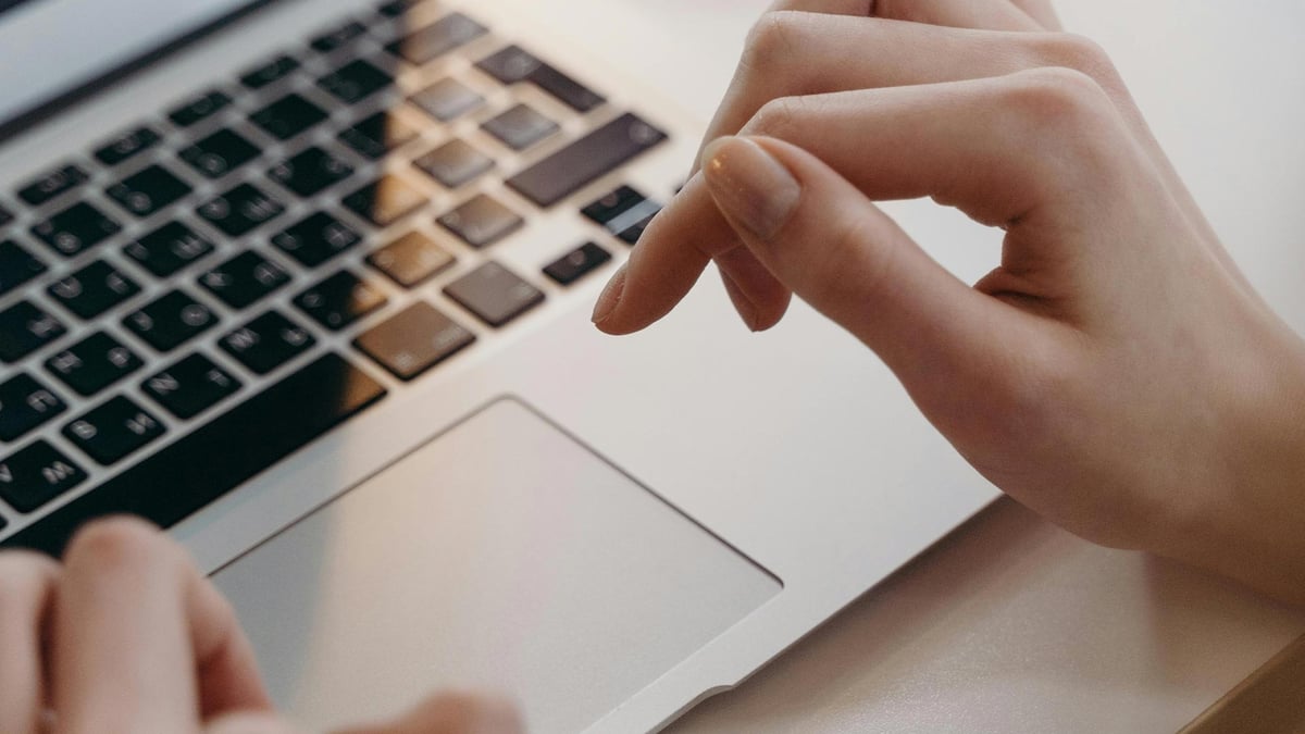 Henkilö tekemässä itsearviointitestiä mobiililaitteella Pafilla