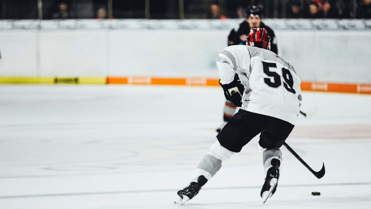 Kaksi Mestis pelaajaa kohtaavat jäällä.