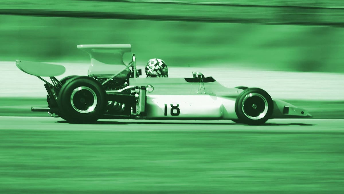 Lähikuva F1-autosta.