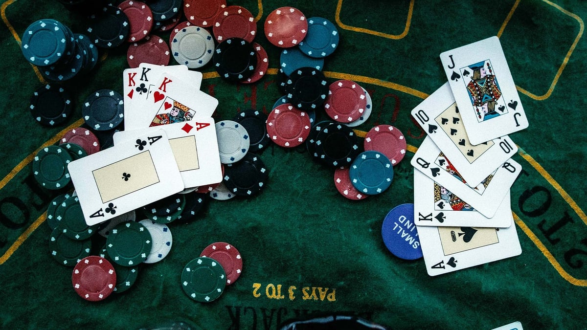 Pelikortteja ja pokerimerkkejä.