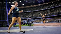 Kuvitus kahdesta naisurheilijasta juhlimassa voittoa täynnä olevassa EM-stadionilla.