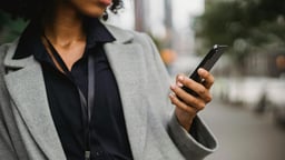 Henkilö käyttämässä Pafia mobiililaitteella