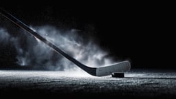 Jääkiekkomaila osuu kiekkoon.