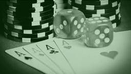 Pokermarkerit ja pelikortit Pafilla pokeri online.