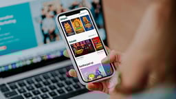 Nainen vierailee Pafissa matkapuhelimellaan.