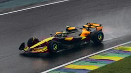 Formula 1 -auto ajamassa märällä radalla kilpailutilanteessa