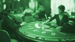 Pelaaja, joka pelaa blackjackia live jakajaa vastaan.