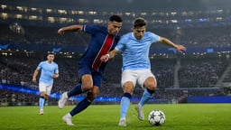 Kaksi Champions League -pelaajaa.