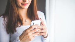 Henkilö käyttämässä MobilePayta mobiililaitteella talletuksen tekemiseen