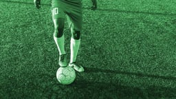 Jalkapalloilija hallitsee palloa kentällä ennen Veikkausliiga-ottelua