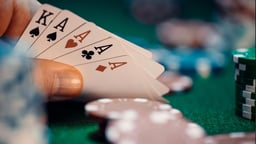 Lähikuva pokerikädestä. 