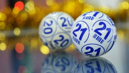 Bingopallot, joissa on numerot 20 ja 21.