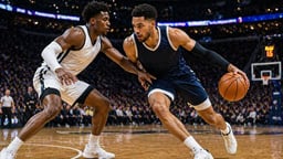 Kaksi NBA-koripalloilijaa kamppailee pallosta ottelutilanteessa