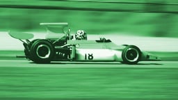 Lähikuva F1-autosta.