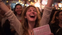 Iloinen nainen joka on voittanut bingossa.