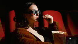 Nainen syö popcornia ja katsoo Oscars gaalaa.