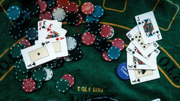 Pelikortteja ja pokerimerkkejä.