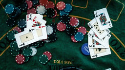 Pelikortteja ja pokerimerkkejä.